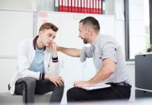 Rüyada Nasihat Görmek Ne Anlama Gelir? Rüyada birinden değerli nasihat almak, rüyada nasihat ederken bilgelik hissetmek, rüyada bir karar alırken nasihat dinlemek ve rüyada nasihat ile doğru yolu bulmak.