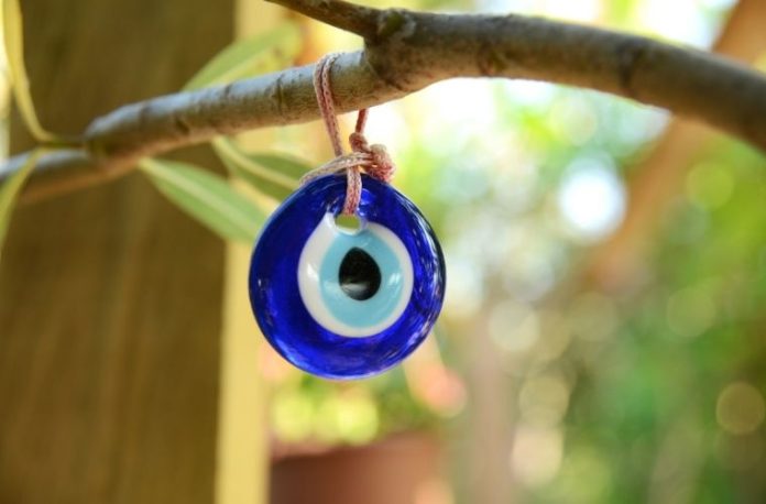 Rüyada nazar değdiğini hissetmek, rüyada nazar sonucu bir değişiklik görmek, rüyada nazar nedeniyle olumsuzluk yaşamak ve rüyada nazardan korunmak için bir önlem almak.