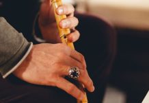 Rüyada Neyzen Görmek Ne Anlama Gelir? Rüyada neyzenin ney çaldığını duymak, rüyada neyzenin huzur veren müziğiyle rahatlamak, rüyada neyzenle bir ortamda olmak ve rüyada neyzenin müziğiyle bir mesaj almak.