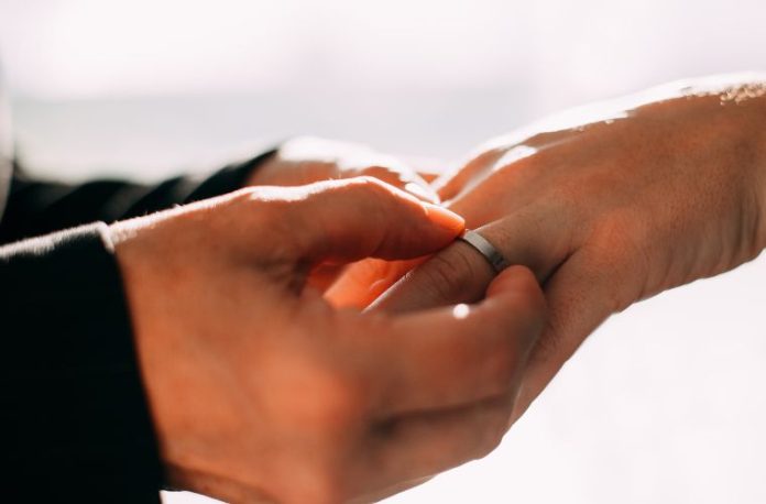 Rüyada nişanlanmak, rüyada nişan yüzüğü takarak bir söz verilmesi, rüyada nişanlanmak için mutlu bir ortamda olmak ve rüyada nişanlanarak hayatınızda bir dönüm noktasına ulaşmak.