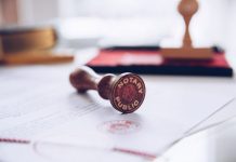 Rüyada Noter Görmek Ne Anlama Gelir? Rüyada noterle bir belge imzalamak, rüyada noterlik hizmeti almak, rüyada noter tarafından bir işin resmi hale gelmesi ve rüyada noterlik işlemi yaparken bir yasal süreç yaşamak.