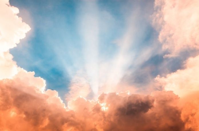 Rüyada nur ışığıyla aydınlanmak, rüyada nurun çevrenizi sardığını hissetmek, rüyada nurdan gelen huzuru hissetmek ve rüyada nurun bir yol gösterici olarak görünmesi.