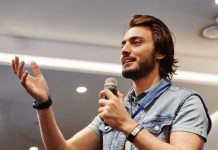 Rüyada Nutuk Söylemek Ne Anlama Gelir? Rüyada topluluk önünde bir nutuk söylemek, rüyada güçlü bir mesaj vermek, rüyada insanlara bir konuda nutuk vererek ikna etmek ve rüyada bir lider gibi konuşma yapmak.