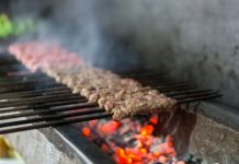 Rüyada Ocakbaşı Görmek Ne Anlama Gelir? Rüyada ocakbaşı keyfini yaşamak, rüyada ocakbaşında yemek pişirilen bir ortamda olmak, rüyada ocakbaşında dostlarla sohbet etmek ve rüyada ocakbaşında bir kutlama yapmak.