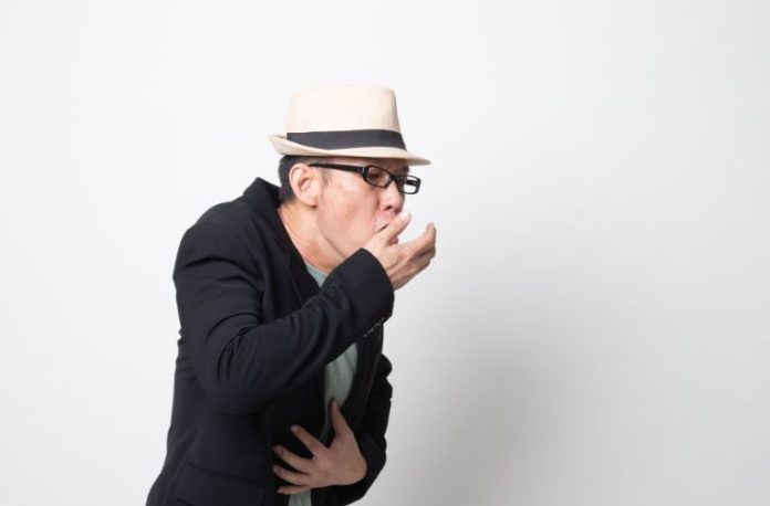 Rüyada öğürmek sırasında rahatsızlık hissetmek, rüyada bir şeyin boğazda takılması ve zorluk yaşanması, rüyada öğürmekle bağlantılı bir sağlık sorunu görmek ve rüyada öğürme sırasında bir engel ile karşılaşmak.