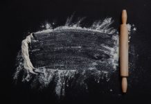 Rüyada Oklava Görmek Ne Anlama Gelir? Rüyada oklava ile hamur açmak, rüyada oklava kullanarak bir yemek hazırlamak, rüyada oklava ile mutfakta çalışmak ve rüyada oklava ile bir şeyleri şekillendirmek.