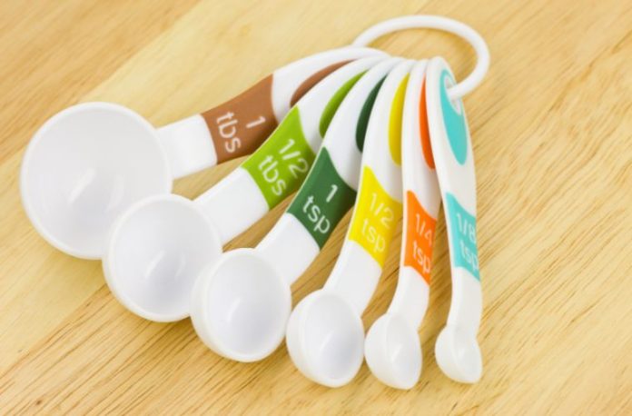 Rüyada bir şeyin ölçeğini doğru ölçmek, rüyada ölçü alırken bir karar vermek, rüyada ölçek kullanarak düzenleme yapmak ve rüyada ölçeğin önemini fark etmek.