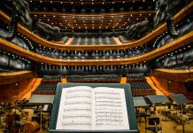 Rüyada Opera Görmek Ne Anlama Gelir? Rüyada opera izlerken büyük bir performans görmek, rüyada opera sanatını deneyimlemek, rüyada opera sahnesinde bir gösteri izlemek ve rüyada opera ile ilgili sanatsal bir atmosferde olmak.