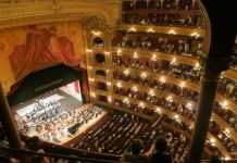 Rüyada Orkestra Görmek Ne Anlama Gelir? Rüyada orkestra dinlerken rahatlamak, rüyada orkestranın performansını izlemek, rüyada orkestranın uyumlu bir şekilde çaldığını görmek ve rüyada orkestranın müziğiyle ruhsal huzur bulmak.