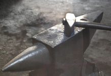 Rüyada Örs Görmek Ne Anlama Gelir? Rüyada örs üzerinde metal işlemek, rüyada örs ile bir şekil vermek, rüyada örs kullanarak bir şey yaratmak ve rüyada örs ile ilgili bir zanaat işine katılmak.