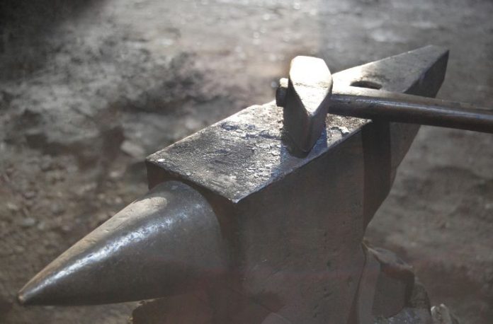 Rüyada örs üzerinde metal işlemek, rüyada örs ile bir şekil vermek, rüyada örs kullanarak bir şey yaratmak ve rüyada örs ile ilgili bir zanaat işine katılmak.