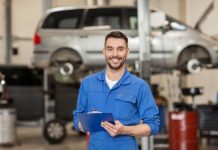 Rüyada Oto Tamircisi Görmek Ne Anlama Gelir? Rüyada oto tamircisiyle konuşmak, rüyada bir aracın tamirini görmek, rüyada oto tamircisinden yardım almak ve rüyada araç sorununu çözerken rahatlamak.
