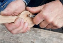 Rüyada Oymak Görmek Ne Anlama Gelir? Rüyada bir şeyin oyulması, rüyada oymak yaparak bir şekil oluşturmak, rüyada oymakla ilgili bir zanaat işine katılmak ve rüyada oyma sonucu elde edilen bir güzellik görmek.