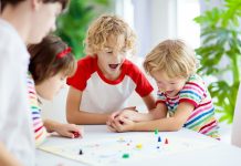 Rüyada Oyun Oynamak Ne Anlama Gelir? Rüyada oyun oynarken eğlenmek, rüyada stratejik bir oyun oynamak, rüyada oyun oynayarak kararlar almak ve rüyada oyun oynarken rekabetin heyecanını yaşamak.