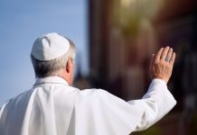 Rüyada Papa Görmek Ne Anlama Gelir? Rüyada papa ile konuşmak, rüyada papayı dua ederken görmek, rüyada papa ziyaret etmek vb. rüya tabirleri.