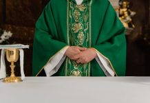Rüyada Papaz Görmek Ne Anlama Gelir? Rüyada papazla konuşmak, rüyada papaz kıyafeti giymek, rüyada kilisede papaz görmek vb. rüya tabirleri.