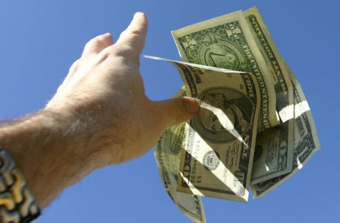 Rüyada para dağıtmak, rüyada bozuk para saçmak, rüyada düğünde para saçmak vb. rüya tabirleri.