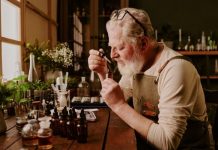 Rüyada Parfümcü Görmek Ne Anlama Gelir? Rüyada parfümcüden parfüm almak, rüyada parfüm denemek, rüyada parfümcü dükkanı görmek vb. rüya tabirleri.