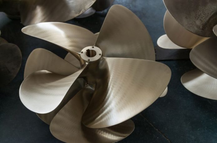 Rüyada dönen pervane izlemek, rüyada kırık pervane görmek, rüyada pervane tamir etmek vb. rüya tabirleri.