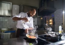 Rüyada Pişirmek Görmek Ne Anlama Gelir? Rüyada fırında börek yapmak, rüyada ocakta çorba kaynatmak, rüyada tandırda ekmek pişirmek, rüyada tatlı hazırlamak, rüyada kömür ateşinde yemek yapmak vb. rüya tabirleri.