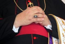 Rüyada Piskopos Görmek Ne Anlama Gelir? Rüyada piskopos görmek, rüyada piskoposun elini öpmek, rüyada piskoposun kutsama yapması, rüyada piskoposun haç taşıması vb. rüya tabirleri.