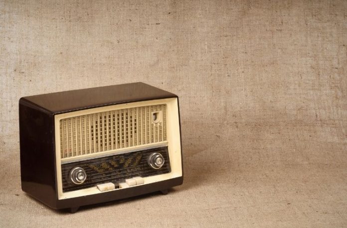 Rüyada radyo görmek, radyo dinlemek, radyo frekansını değiştirmek, radyo ile haber almak vb. rüya tabirleri.