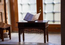 Rüyada Rahle Görmek Ne Anlama Gelir? Rüyada rahle görmek, rahlede dua etmek, rahlede kitap koymak, rahlede çalışmak vb. rüya tabirleri.
