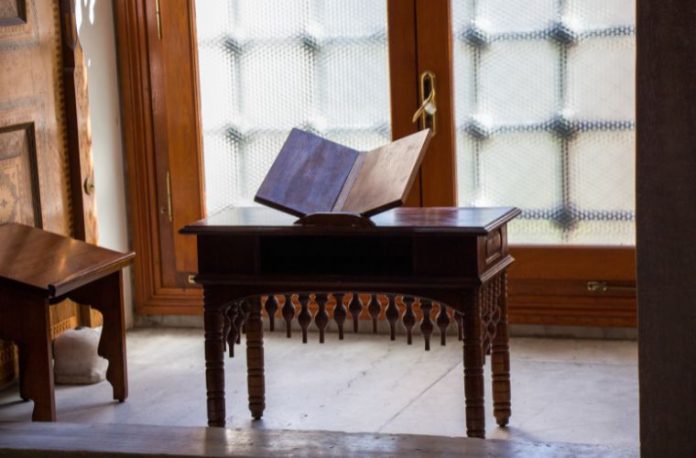 Rüyada rahle görmek, rahlede dua etmek, rahlede kitap koymak, rahlede çalışmak vb. rüya tabirleri.