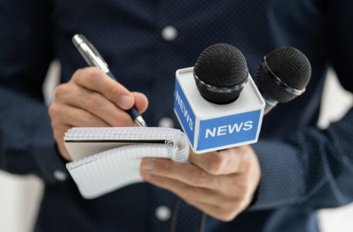 Rüyada raportör görmek, bir raportörün raporunu okumak, raportörle iş yapmak, raportörle görüşmek vb. rüya tabirleri.