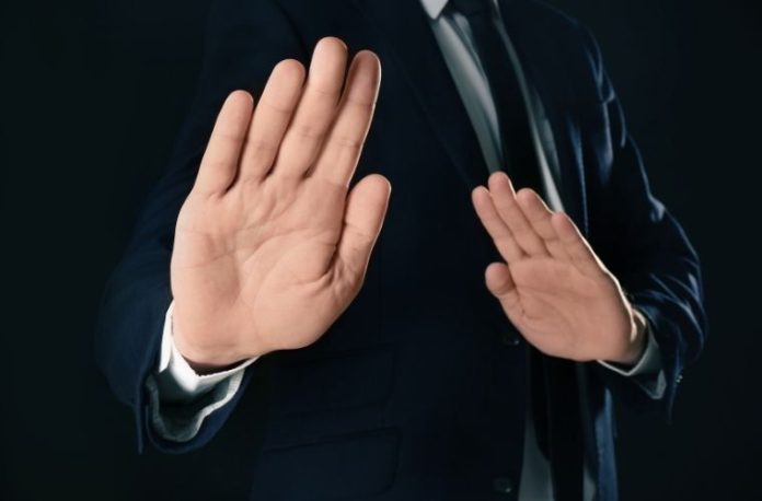 Rüyada reddetmek görmek, bir teklif reddetmek, birini kabul etmemek, bir şeyden kaçmak vb. rüya tabirleri.