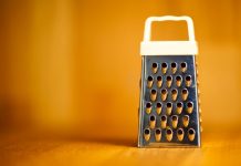 Rüyada Rende Görmek Ne Anlama Gelir? Rüyada rende görmek, rende ile sebze doğramak, rendeyi kaybetmek, rendeyi kullanarak yemek hazırlamak vb. rüya tabirleri.