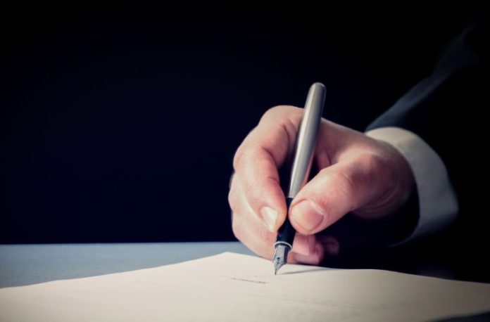 Rüyada resmi belge görmek, belgeyi okumak, resmi evrakları düzenlemek, önemli bir resmi belgeye sahip olmak vb. rüya tabirleri.