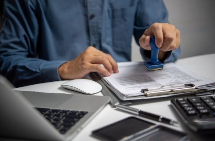 Resmi dairede uzun süre beklemek, resmi dairede iş yapmak, resmi dairede bir işlem gerçekleştirmek vb. rüya tabirleri.