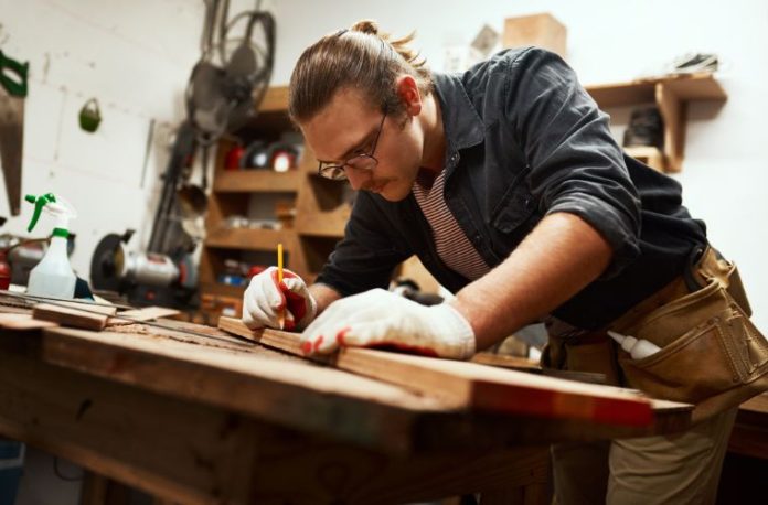 Rüyada rızık kazanmak, iş yerinde başarı, geçim derdini aşmak, kazancın artması, bereketli bir dönemde olmak vb. rüya tabirleri.
