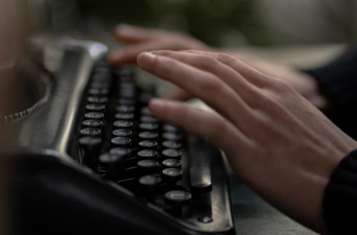 Rüyada romancı görmek, romancının yazdığı bir kitabı okumak, romancı ile bir projede yer almak, romancıdan ilham almak vb. rüya tabirleri.