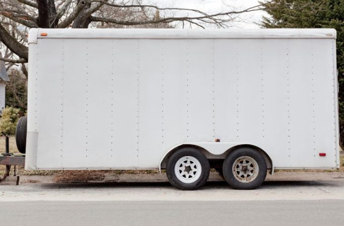 Rüyada römork görmek, römorkta eşyalar taşımak, römork ile yola çıkmak, römorkun yük taşıması vb. rüya tabirleri.