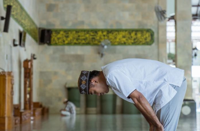 Rüyada rüku görmek, rüyada rükuda dua etmek, rüyada rüku pozisyonunda olmak, rükü yaparak huzur bulmak vb. rüya tabirleri.