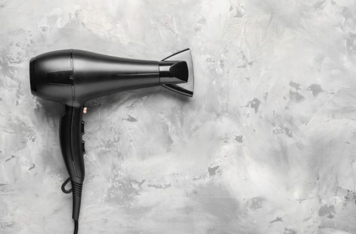 Rüyada saç kurutma makinesi görmek, saç kurutma makinesinin sesi, makinenin düzgün çalışmaması, saç kurutmak için makine kullanmak vb. rüya tabirleri.