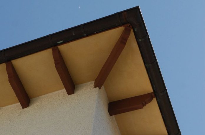 Rüyada saçak görmek, rüyada saçak takmak, saçak ile ilgili bir iş yapmak, saçak almak vb. rüya tabirleri.