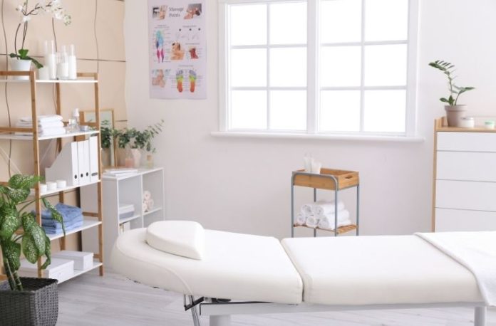 Rüyada sağlık merkezi görmek, sağlık merkezinde bir tedavi görmek, sağlık merkezinde çalışmak, sağlık merkezi ile ilgili bir olay yaşamak vb. rüya tabirleri.