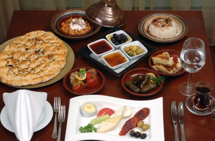 Rüyada sahur görmek, sahurda yemek yemek, sahur vakti olmak, sahur için hazırlık yapmak vb. rüya tabirleri.