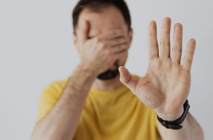 Rüyada tehlikeden kaçmak, risklerden uzak durmak, birinden sakınmak ve korunmak vb. rüya tabirleri.