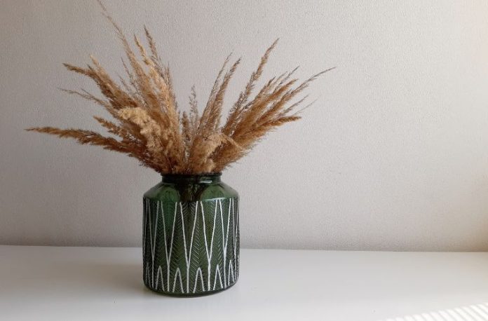 Rüyada saksı içinde bitki yetiştirmek, saksıyı değiştirmek, saksı almak veya saksı ile ilgili bir şeyler yapmak vb. rüya tabirleri.