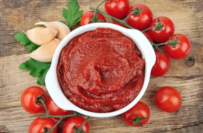 Rüyada salça ile yemek hazırlamak, rüyada salça almanın sembolik yorumunu keşfetmek, rüyada salçanın gizli mesajını çözmek vb. rüya tabirleri.