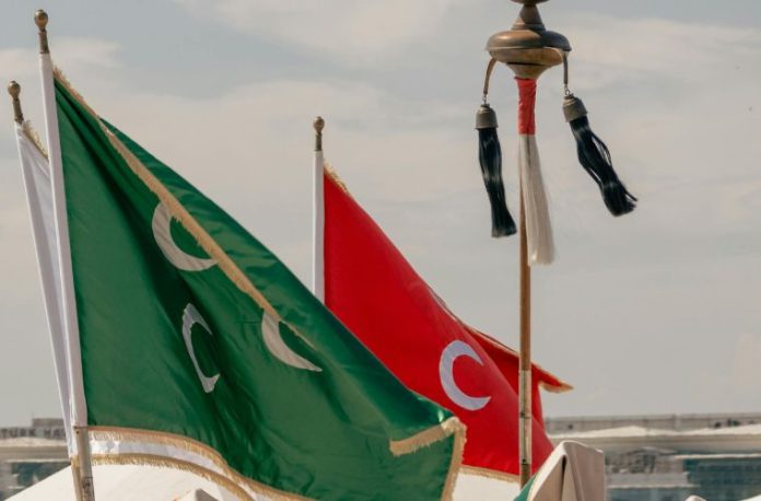 Rüyada sancak bayrağını izlemek, rüyada sancak hareketlerini gözlemlemek, rüyada sancak detaylarını incelemek vb. rüya tabirleri.