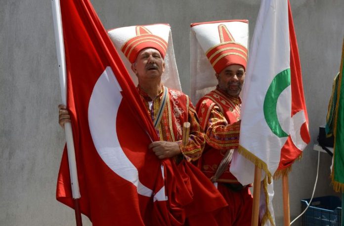 Rüyada sancaktar görmek, rüyada sancaktarı gözlemlemek, rüyada sancaktarla etkileşim yaşamak, rüyada liderlik ve sorumluluk simgelerini görmek vb. rüya tabirleri.