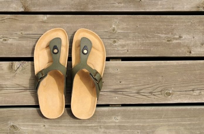 Rüyada sandalet görmek, rüyada ayağına sandalet giymek, rüyada kırık veya yırtık sandalet görmek, rüyada farklı renkte sandalet görmek vb. rüya tabirleri.