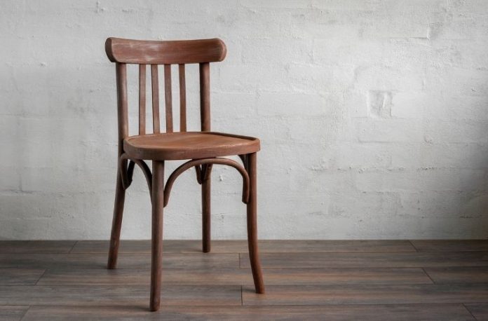 Rüyada sandalye görmek, rüyada birine sandalye vermek, rüyada devrilmiş sandalye görmek, rüyada eski veya yeni sandalye görmek vb. rüya tabirleri.