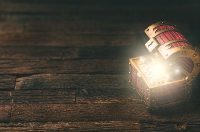 Rüyada sandık görmek, rüyada kilitli bir sandık açmak, rüyada sandığın içinden bir şey çıkarmak, rüyada boş veya dolu sandık görmek vb. rüya tabirleri.