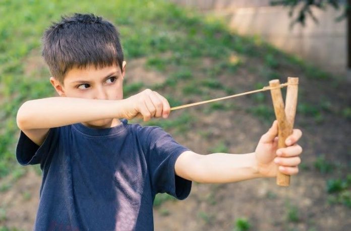 Rüyada sapan kullanarak bir şeye taş atmak, rüyada sapanla avlanmak, rüyada elinde sapan tutmak, rüyada sapanla ilgili farklı durumlar vb. rüya tabirleri.
